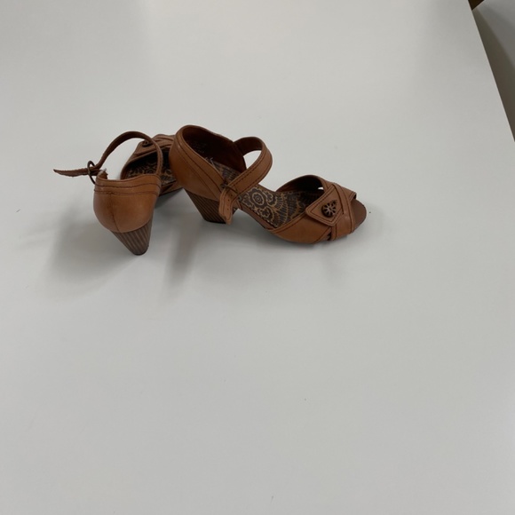 Indigo Brand Tan Heels - Picture 2 of 7